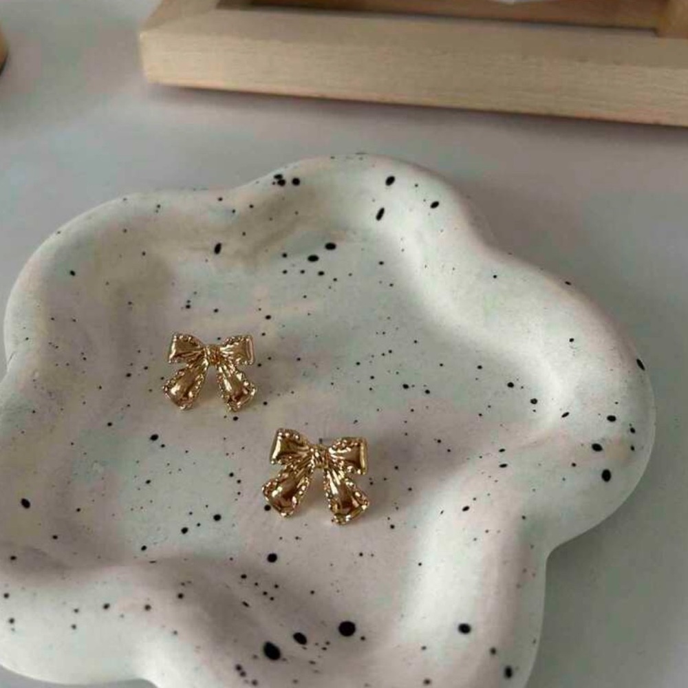 Bow stud earrings